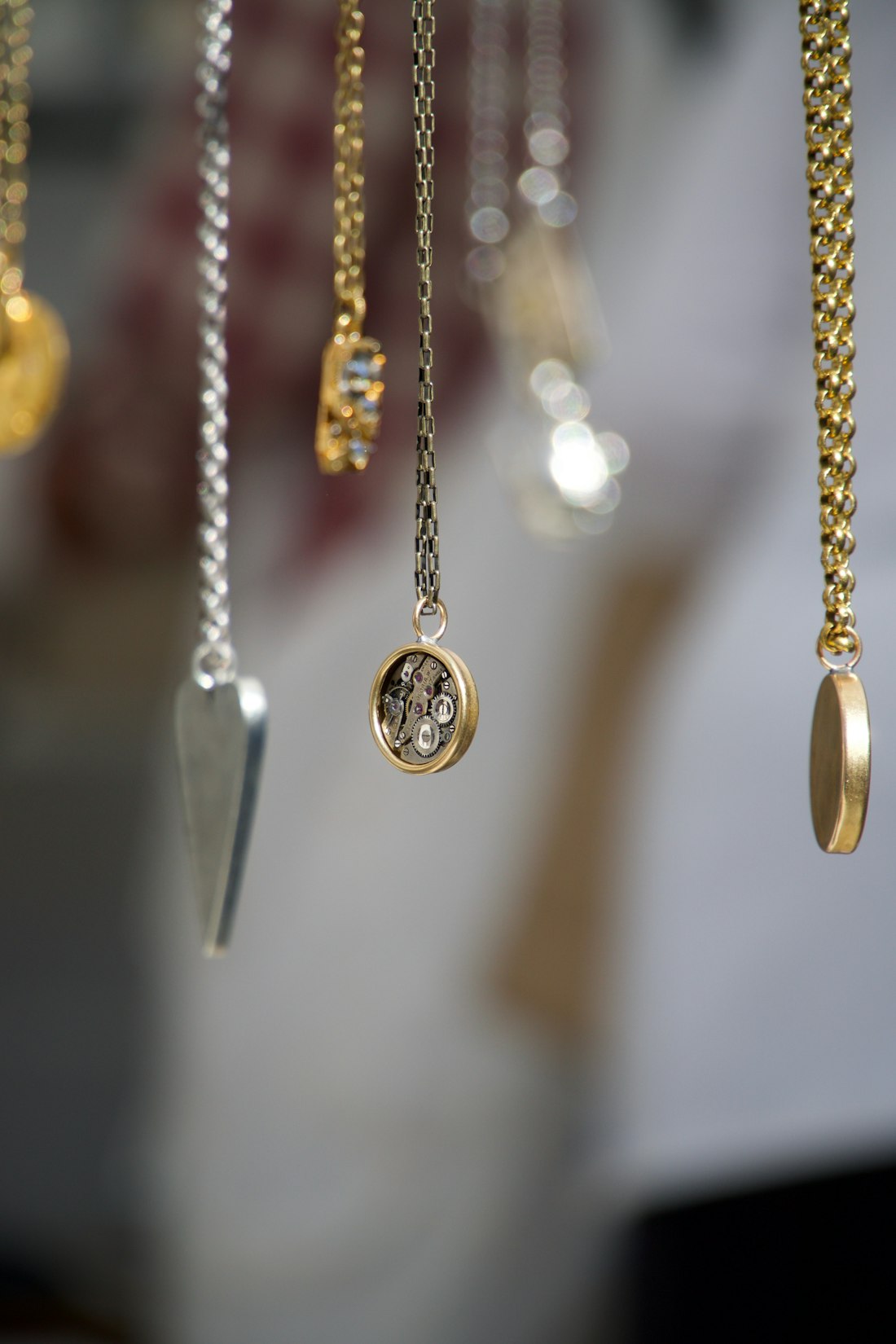 Bijoux suspendus dans la boutique Morel & Fils à Colombes